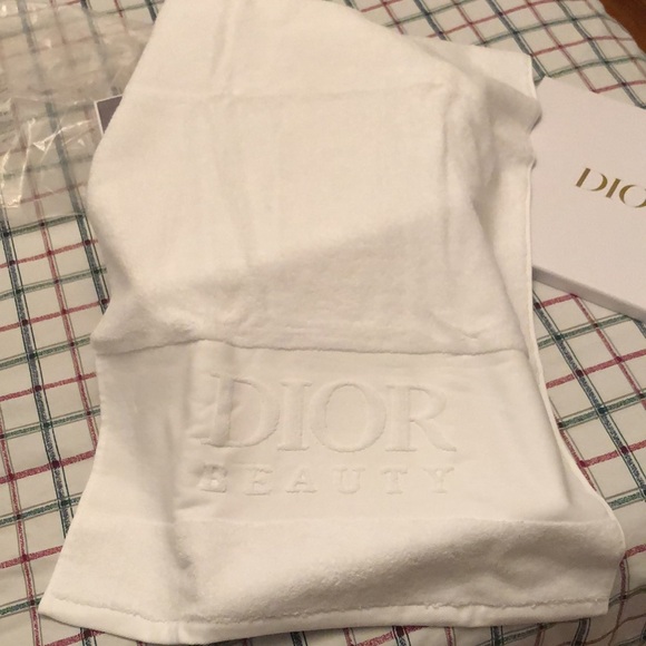 Dior Capture Totale 3 full size skincare and towel set - Picture 6 of 14